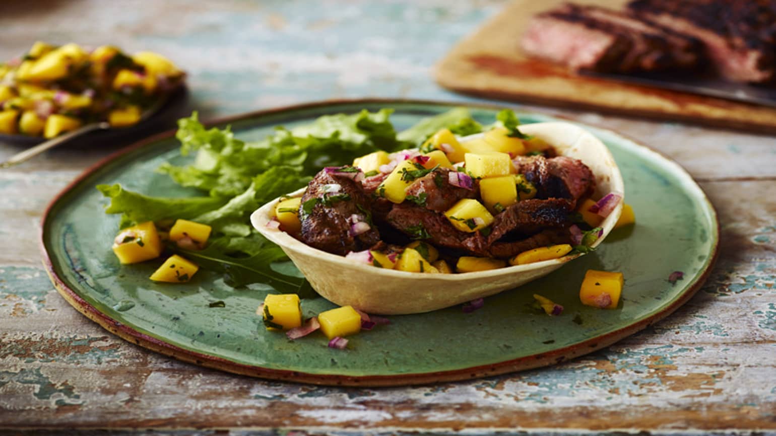 Taco de costeleta com salsa de manga